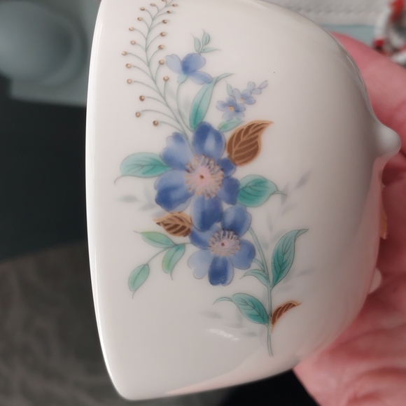 AKECHI teacup macha bowl gold leaf blue flowers crisp white Japanese catchall - Picture 14 of 16